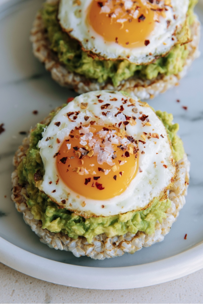 Avocado and Egg Rice Cakes - Quick breakfast ideas